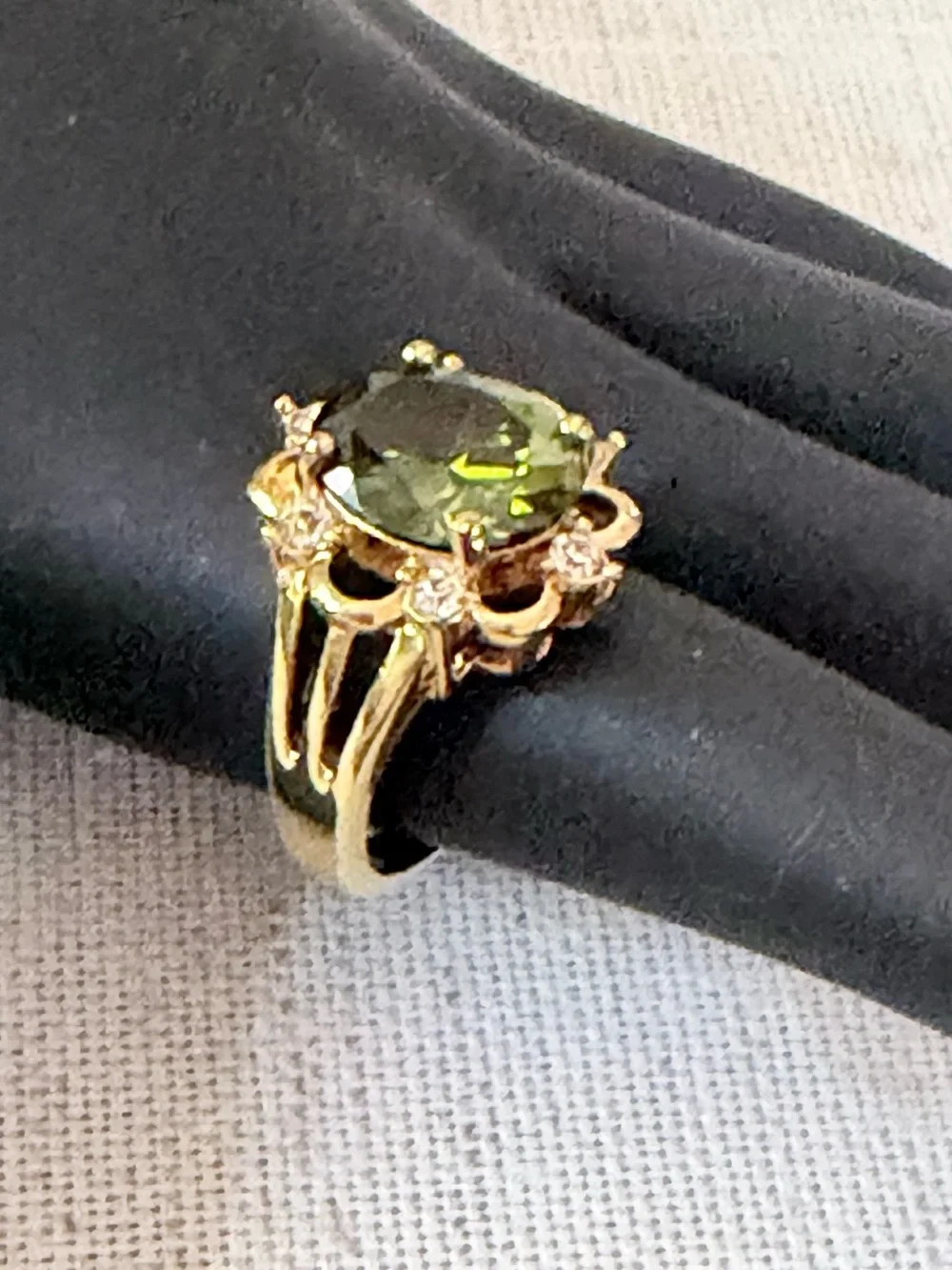 Gold-Tone Scalloped Cluster Ring with Faceted Green Stone - Size 7